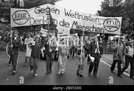 Berlin / 1980s / anti-missile demonstrations / 13.9.1981 Kurfuerstendamm: Demo during the visit of the American Secretary of State Haig to Berlin. For the left, Haig is a warmonger. Photo: Women's groups with peace slogan. Haig had said: There are more important things than peace // America / Armament / Peace movement / SPD / Anti-war / Allies / [automated translation] Stock Photo