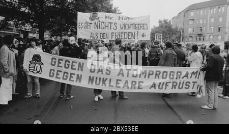 Berlin / 1980s / anti-missile demonstrations / 13.9.1981 demonstration during the visit of the American Minister of Defense Haig to Berlin. For the left, Haig is a warmonger. SPD groups from Berlin: Against the nuclear program - there is nothing more important than peace - Haig had said: there is nothing more important than peace - // America / Armaments / Peace movement / SPD / Anti-war / Allies / Anti-missile demonstrations / September 13, 1981 [automated translation] Stock Photo