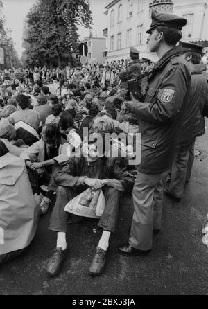 Berlin-Bezirke / Peace / / 15.10.1983 In protest against the rocket stationing in Germany American barracks are blocked in Berlin, here Andrews-Barracks, Steglitz, Finckensteinallee. Many left-wing groups took part, trade unions and employees of the Free University. // Allies / Anti-War / Demo / Blockade / Missiles / History [automated translation] Stock Photo