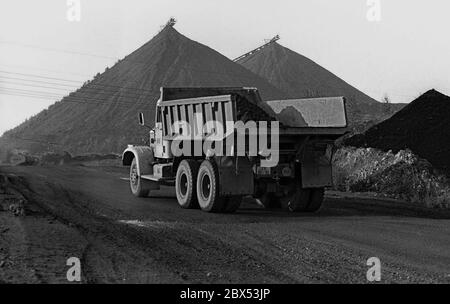 GDR / Economy / Thuringia / 1990 Uranium slag heaps in Drosen near Ronneburg. The photo was taken in early 1990 while uranium was still being mined. The truck is carrying radioactive overburden to a terrace dump. The company belonged to the VEB Wismut // Environment / Soil / Uranium dumps / Mining / Radiation / Trust The German-Soviet joint stock company was founded after the formation of the GDR, in order to enable the Soviet Union to continue to have access to uranium in the Erzgebirge. From 1946 to 1990, more than 200,000 tons of uranium ore were mined. When uranium mining was stopped in Stock Photo