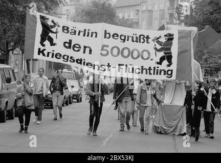 Berlin / 80s / Left Groups / 9.6.1989 Demo for the 50000th refugee of the German Armed Forces in Charlottenburg. Under international law, Berlin was an occupied city and not part of the Federal Republic. There was no compulsory military service and young men came from West Germany to avoid military service. Demo in Witzlebenstrasse in Charlottenburg. Mainly politicians of the AL (later Greens) were among the participants. // Politics / Actions / Left Groups / Allies / German Armed Forces / Military [automated translation] Stock Photo