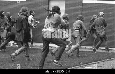 Berlin-Schoeneberg / Left Party / 13.9.1981. The American Secretary of Defense Haig comes to Berlin, left-wing group protests against American arms policy. Riots break out on Winterfeldtplatz. Autonomous groups attack the police and throw stones // Youth / Demo / Riots / Demonstration / Violence / Political actions / Left / Allies [automated translation] Stock Photo