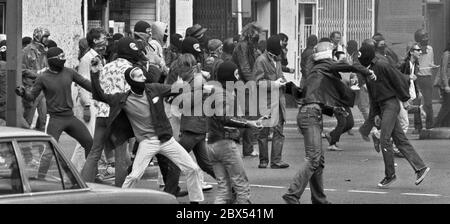 Berlin-Schoeneberg / Left Party / 13.9.1981. The American Secretary of Defense Haig comes to Berlin, left-wing group protests against American arms policy. Riots break out on Winterfeldtplatz. Autonomous groups attack the police and throw stones // Youth / Demo / Riots / Demonstration / Violence / Political actions / Left / Allies [automated translation] Stock Photo