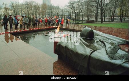 Russia / History 11/ 1989 Moscow, Eternal flame at the grave of the unknown soldier at the Kremlin wall. National Memorial // World War / Cemetery / Soviet Union / War Memorial / Soviet / War / [automated translation] Stock Photo