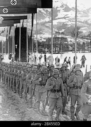 An honorary company of a Wehrmacht mountain infantry unit marches to the award ceremony of the German and Wehrmacht Ski Championships in Kitzbuehel. Stock Photo