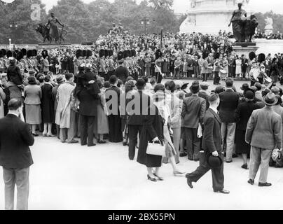 Numerous people are gathering outside Buckingham Palace during the politically tense situation, hoping for news. In the picture, the Grenadier Guards. Stock Photo
