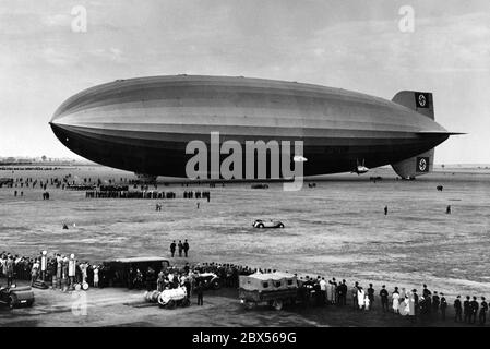 The airship LZ-130 'Graf Zeppelin' visits Leipzig on the occasion of a propaganda flight for the international fair guests and lands at the airport in Mockau. Stock Photo