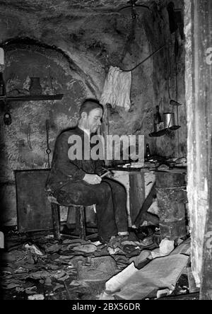 View of the exhibition 'The Soviet Paradise' in the Berlin Lustgarten: Cobbler in a small shoemaker's workshop. Stock Photo