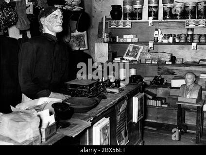 View of the exhibition 'The Soviet Paradise' in the Berlin Lustgarten: Representation of a shop owner in a simple shop. Stock Photo