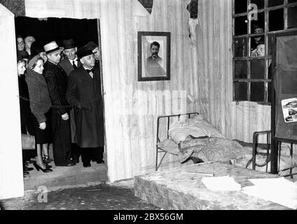 View of the exhibition 'The Soviet Paradise' in the Berlin Lustgarten: Viewers of the exhibition look into a dormitory with a portrait of Stalin. Stock Photo