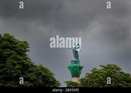 05 June 2020, Baden-Wuerttemberg, Stuttgart: Black clouds can be seen in the sky behind the statue of the Roman goddess Concordia, who is enthroned on the Jubilee Column in the Castle Square. Photo: Tom Weller/dpa Stock Photo