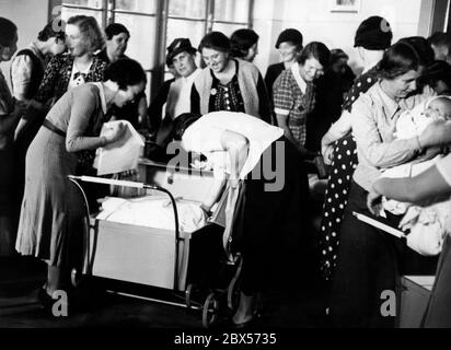 The 'Hilfswerk Mutter und Kind'  (Mother-and-Child Aid Organization) has distributed eleven twin prams to needy mothers in the nursery Wien XVI. Sandleiten, Domanikg. Stock Photo