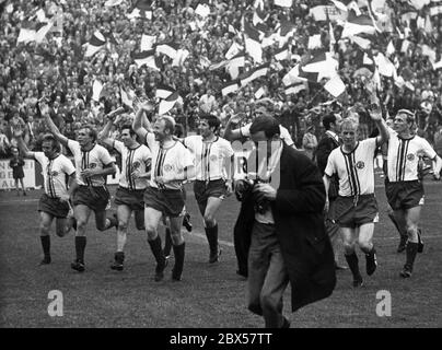 Cheering of the Essen team after the promotion match to the Bundesliga against Osnabrueck, Regionalliga West, season 1968/1969, Rot-Weiss Essen against VfL Osnabrueck 3: 1. Stock Photo