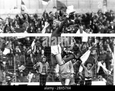 Rolf Ruessmann jumps with joy after a Schalke goal against Braunschweig, Bundesliga, season 1971/1972, FC Schalke 04 against Eintracht Braunschweig 5: 1. Stock Photo