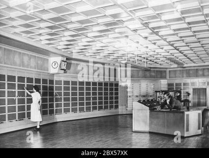 Main control room of the central Funkhaus of the GDR in the Nalepastrasse in Berlin-Oberschoeneweide, where, until 1990, were produced all radio programs of the GDR (Radio DDR, Stimme der DDR, Deutschlandsender, Berliner Rundfunk, Berliner Welle and the Auslandsfunk Radio Berlin International RBI). Undated photograph from 1972 of the complex designed by Bauhaus architect Franz Ehrlich, which was completed in 1952. Stock Photo