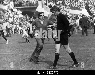 Sepp Maier disappointed after losing the championship for Bayern Muenchen, Bundesliga, season 1970/1971, MSV Duisburg against Bayern Muenchen 2: 0, Wedaustadion, goalkeeper Sepp Maier after a goal, dejected , due to this the German championship for Bayern Muenchen is lost, fans of the MSV storm the field. Stock Photo
