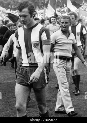 Franz Beckenbauer leaves the field disappointed after losing the championship for Bayern Munich, a Duisburg fan a fan ridicules him, Bundesliga, season 1970/1971, MSV Duisburg against Bayern Muenchen 2: 0, Wedaustadion. Stock Photo