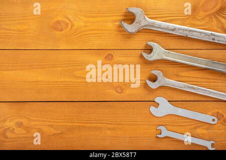 Paper with AUTO MECHANIC text and tools on wooden table Stock Photo - Alamy