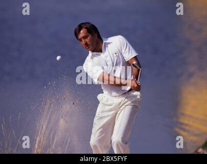 Golf - Ryder Cup 1989, The Belfry, England. Seve Ballesteros splashes out of a bunker.  Photo by Tony Henshaw Stock Photo