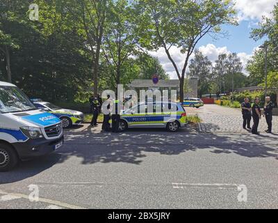 Hamburg, Germany. 05th June, 2020. Cops are standing outside a school on the street. Due to a threat of amok attacks by telephone, police have initiated protective measures in front of a school in the Hamburg district of Mümmelmannsberg on Friday noon. Credit: ---/TeleNewsNetwork/dpa/Alamy Live News Stock Photo