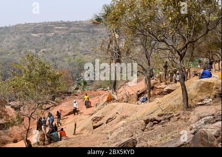 MALI, Kayes, Sadiola, artisanal gold mining at Camp SIRIMANA / Klein-Goldbergbau Stock Photo