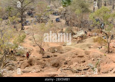 MALI, Kayes, Sadiola, artisanal gold mining at Camp SIRIMANA / Klein-Goldbergbau Stock Photo