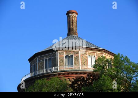 Wasserturm in Berlin Prenzlauer-Berg mit blauem Himmel, Knaackstraße, Rykestraße, Kolmarer Straße, Diedenhofer Straße Stock Photo