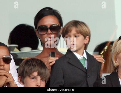 Tom Cruise greets Victoria Beckham as they watch David Beckham's return to the Los Angeles Galaxy soccer team in an international friendly versus AC Milan at the Home Depot Center, Carson, California. 19th July 2009 Stock Photo