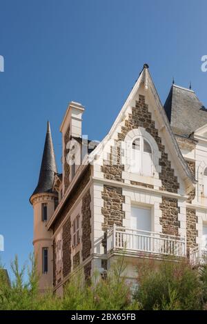 Attractive period property along promenade at seafront, Saint Malo, Brittany, France Stock Photo