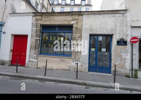 France Paris Bisiness Facades 2020-12:  Typical small business shop fronts and street vies in PAris Stock Photo