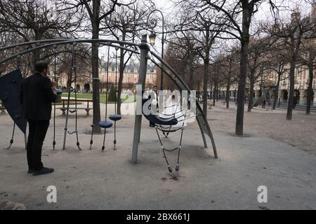 France, Paris, Place des Vosges, 2020-12: Wedding in progress Is one of the essential locations for couples to be photographed after their wedding. Stock Photo