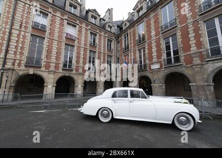 France, Paris, Place des Vosges, 2020-12: Wedding in progress Is one of the essential locations for couples to be photographed after their wedding. Stock Photo