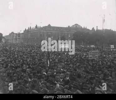 Protest rally against the Versailles Treaty in Berlin, 1929 Stock Photo ...