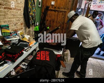 Barcelona, Catalonia, Spain. 05th June, 2020. The Popular Street Vendors Union of Barcelona with its brand 'Top Manta' makes T-shirts with the slogan 'Black Lives Matter' for the rally on Sunday June 7 in Barcelona. Concentration in memory of George Floyd, black lives and against racism. Credit: ©Dani Codina/Alamy Live News Stock Photo