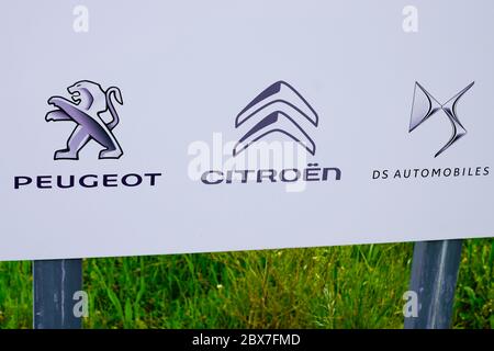 Bordeaux , Aquitaine / France - 06 01 2020 : Peugeot citroen ds logo on station with dealership sign shop of French automobile Stock Photo