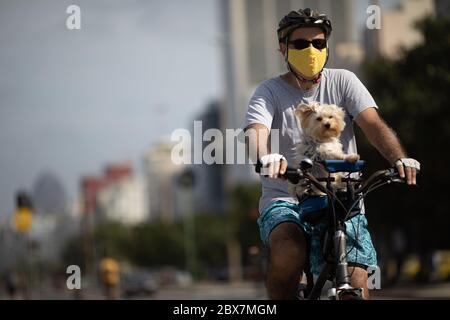 Rio De Janeiro, Rio de Janeiro, Brazil. 5th June, 2020. Despite the increase in the number of deaths due to the Covid19 virus in Brazil, the authorities of Rio de Janeiro allowed, this week, a gradual opening of trade and the use of the beach promenade for walks and physical activities, the beach being only allowed for activities at sea. Credit: Fernando Souza/ZUMA Wire/Alamy Live News Stock Photo