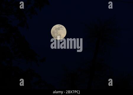 Beawar, India. 05th June, 2020. The full moon, also known as the Supermoon or Flower Moon, in the night sky before lunar eclipse in Beawar. (Photo by Sumit Saraswat/Pacific Press) Credit: Pacific Press Agency/Alamy Live News Stock Photo