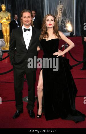 Oscars 2012: Angelina Jolie's right leg attracts attention, mocking and  15,000 Twitter followers | Daily Mail Online