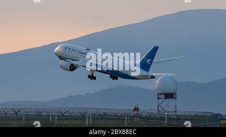 Richmond, British Columbia, Canada. 19th May, 2020. A XiamenAir (Xiamen Airlines) Boeing 787-8 Dreamliner jet (B-2768) takes off from Vancouver International Airport. Credit: Bayne Stanley/ZUMA Wire/Alamy Live News