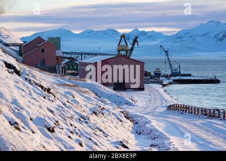 View over the stone coal mine in the Russian settlement called 'Barentsburg' on Spitsbergen. Stock Photo