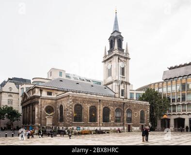 St Lawrence Jewry next Guildhall, designed by Christopher Wren, is the official church of the Lord Mayor of London. Guildhall Yard, London, England,UK Stock Photo