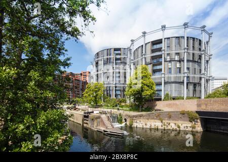 UK, London, St Pancras Lock, Regent's Canal. The 2019/2020 Gasholder Park development in Kings Cross by Bell Phillips, WilkinsonEyre & Jonathan Tuckey Stock Photo