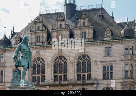 Halle, Germany. 06th June, 2020. The monument to the composer Georg Friedrich Händel (1685-1759) is located on the market place and in front of the town hall of the city of Halle an der Saale. In the assembly, meeting and festival building of the city of music there is also the registry office, where the singer and trumpeter Mross will notarize his second marriage on 07.06.20920. On 06.06.2020, he gives himself the 'yes-word' in a television programme with the singer Woitschack. Credit: Peter Endig/dpa-Zentralbild/dpa/Alamy Live News Stock Photo