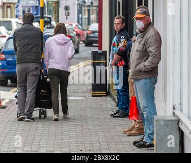 Bandon, West Cork, Ireland. 6th June, 2020. A man on Bandon Main Street wears a face mask to protect himself from Covid-19. Credit: AG News/Alamy Live News Stock Photo