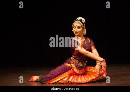 Raja Ravi Varma Oil Painting 129 - Bharatanatyam (Dance Pose)