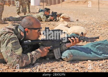 SMASH 2000 computerised laser gunsight mounted on an M4A1 carbine in use by US Army on a range near the At-Tanf Garrison in southern Syria, 30 May 2020. Photo: Staff Sgt. William Howard, US Army. Stock Photo