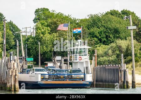 South Ferry fully loaded with cars on the North Haven side, North Haven, NY Stock Photo