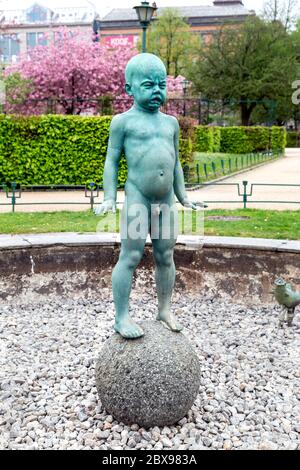 Grinegutten (Crying Boy) sculpture by Sofus Madsen by Smålungeren in Bergen, Norway Stock Photo