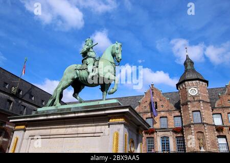 Equestrian statue of Jan Wellem by the sculptor Gabriel Grupello on the market square in Düsseldorf, erected in 1711, with town hall in the background. Stock Photo