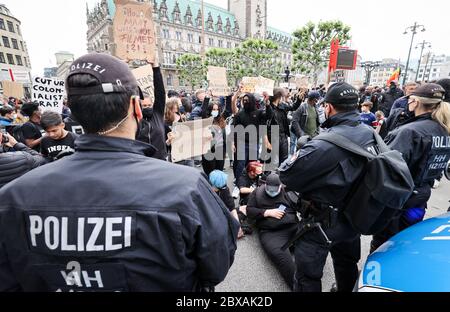 Hamburg, Germany. 06th June, 2020. Police forces stand beside their vehicle during a demonstration against racism and police violence at the Rathausmarkt. Instead of the announced 500 participants, more than 11,000 demonstrators took part in the rally at the time of recording, according to police sources. The trigger was the violent death of US-American George Floyd during a police operation in Minneapolis. Credit: Christian Charisius/dpa/Alamy Live News Stock Photo